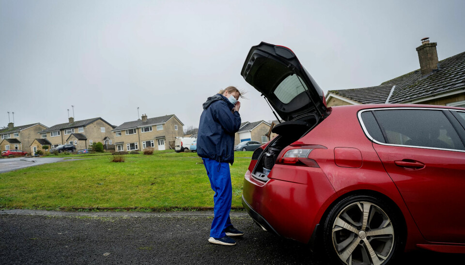 Sju millioner i helsekø. 500 unødvendige dødsfall hver uke. Midt i den britiske helsestormen står norske Ida (37)