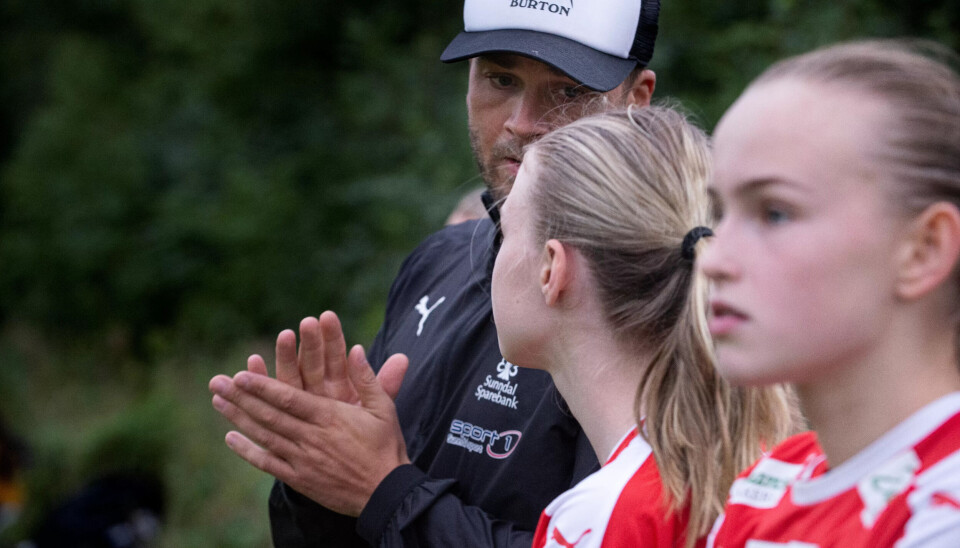 ÅTTE ÅR: Espen har vært trener siden datteren Mathilde var seks år gammel. Nå er hun 14. – Jeg angrer jeg på at jeg ikke satset ordentlig da jeg var ung. Jeg har lyst å gi henne denne muligheten, sier han. ÅTTE ÅR: Espen har vært trener siden datteren Mathilde var seks år gammel. Nå er hun 14. – Jeg angrer jeg på at jeg ikke satset ordentlig da jeg var ung. Jeg har lyst å gi henne denne muligheten, sier han.