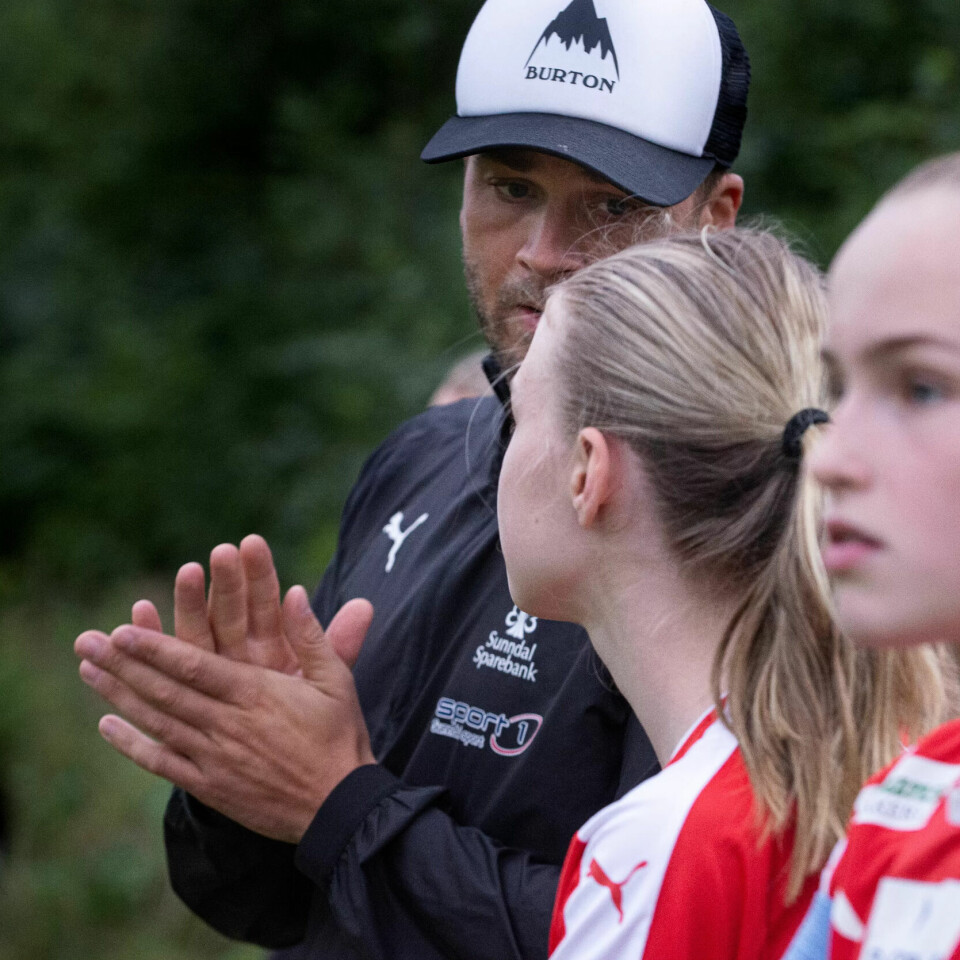 ÅTTE ÅR: Espen har vært trener siden datteren Mathilde var seks år gammel. Nå er hun 14. – Jeg angrer jeg på at jeg ikke satset ordentlig da jeg var ung. Jeg har lyst å gi henne denne muligheten, sier han. ÅTTE ÅR: Espen har vært trener siden datteren Mathilde var seks år gammel. Nå er hun 14. – Jeg angrer jeg på at jeg ikke satset ordentlig da jeg var ung. Jeg har lyst å gi henne denne muligheten, sier han.