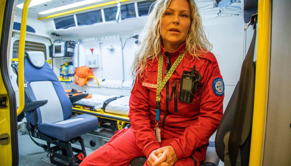 TETT PÅ: Å jobbe ute i ambulanse og møte utagerende pasienter er noe annet enn å jobbe inne på akuttklinikken, sier sjukepleier Ann Christin Werner Michelsen. TETT PÅ: Å jobbe ute i ambulanse og møte utagerende pasienter er noe annet enn å jobbe inne på akuttklinikken, sier sjukepleier Ann Christin Werner Michelsen.