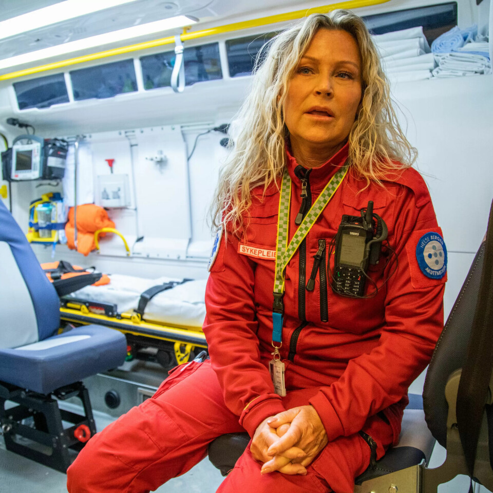 TETT PÅ: Å jobbe ute i ambulanse og møte utagerende pasienter er noe annet enn å jobbe inne på akuttklinikken, sier sjukepleier Ann Christin Werner Michelsen. TETT PÅ: Å jobbe ute i ambulanse og møte utagerende pasienter er noe annet enn å jobbe inne på akuttklinikken, sier sjukepleier Ann Christin Werner Michelsen.