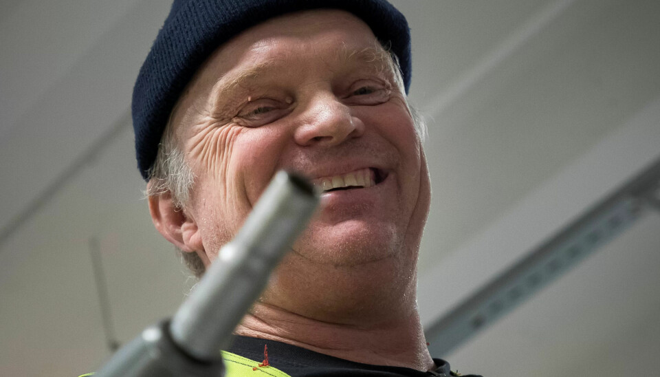 BLIR IKKE SKILT UTEN: Muttertrekker med ekstra batteripakke, brillene og tommestokk klarer ikke fagarbeider Jan Moen seg uten. BLIR IKKE SKILT UTEN: Muttertrekker med ekstra batteripakke, brillene og tommestokk klarer ikke fagarbeider Jan Moen seg uten.