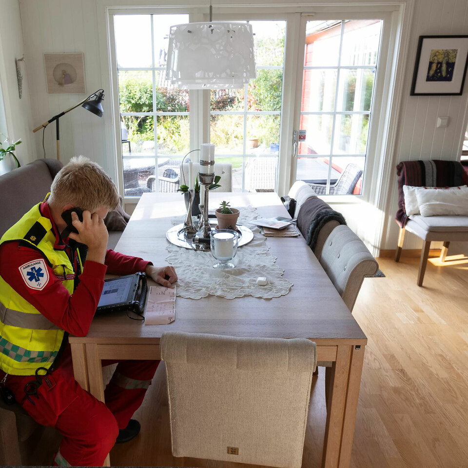ULIKE ROLLER: Ansvarlig pasientbehandler Kristoffer Pedersen holder kontakten med nevrologen i Kristiansand. ULIKE ROLLER: Ansvarlig pasientbehandler Kristoffer Pedersen holder kontakten med nevrologen i Kristiansand.