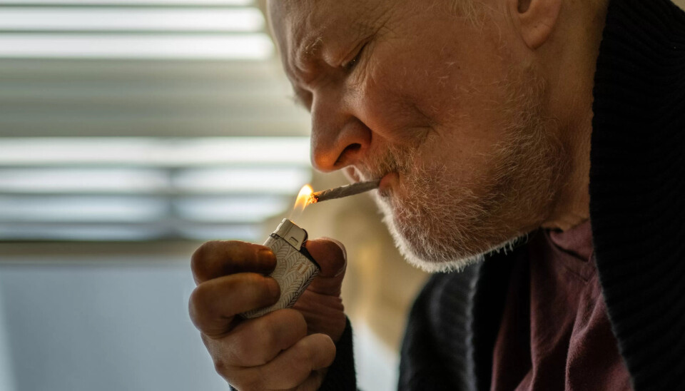 Når Bjørn (70) holder på å gå tom for tobakk, grenser angsten til psykose. – Røyk er faktisk medisin for ham