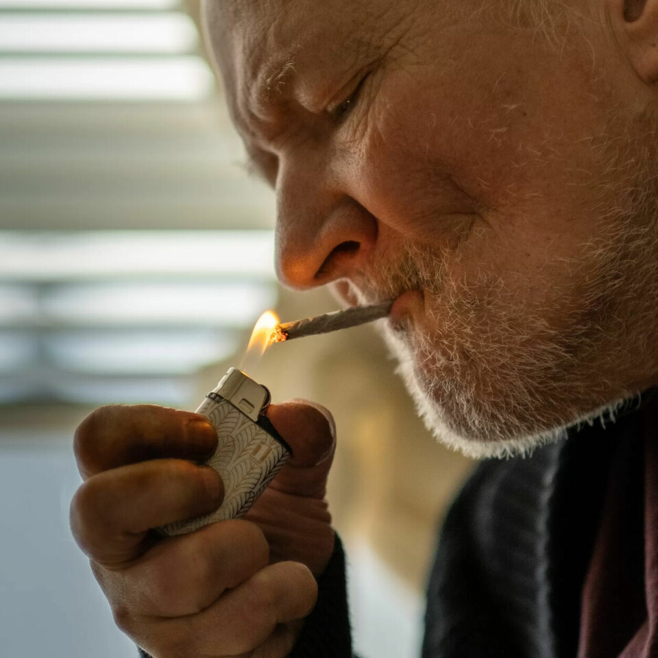 Når Bjørn (70) holder på å gå tom for tobakk, grenser angsten til psykose. – Røyk er faktisk medisin for ham