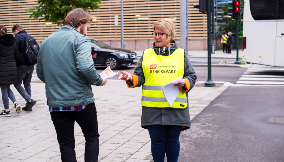 Inger Johanne Honterø deler ut løpesedler til forbipasserende utenfor Ullevål sykehus. Inger Johanne Honterø deler ut løpesedler til forbipasserende utenfor Ullevål sykehus.