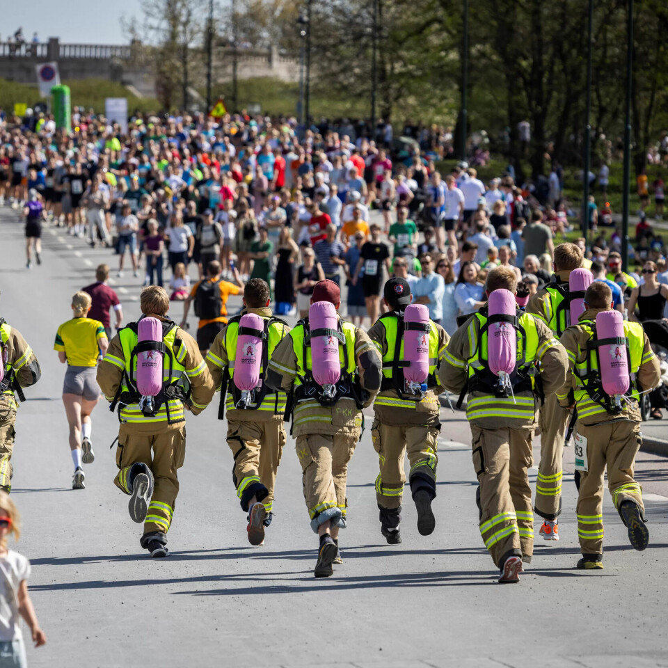 20 KILO EKSTRA: Når brannmenn i fullt utstyr kommer løpende inn mot Frognerparken på tampen av tiende etappe, jubles det litt ekstra. Utstyret veier 20 kilo, men det er varmen som er tyngst å håndtere. 20 KILO EKSTRA: Når brannmenn i fullt utstyr kommer løpende inn mot Frognerparken på tampen av tiende etappe, jubles det litt ekstra. Utstyret veier 20 kilo, men det er varmen som er tyngst å håndtere.