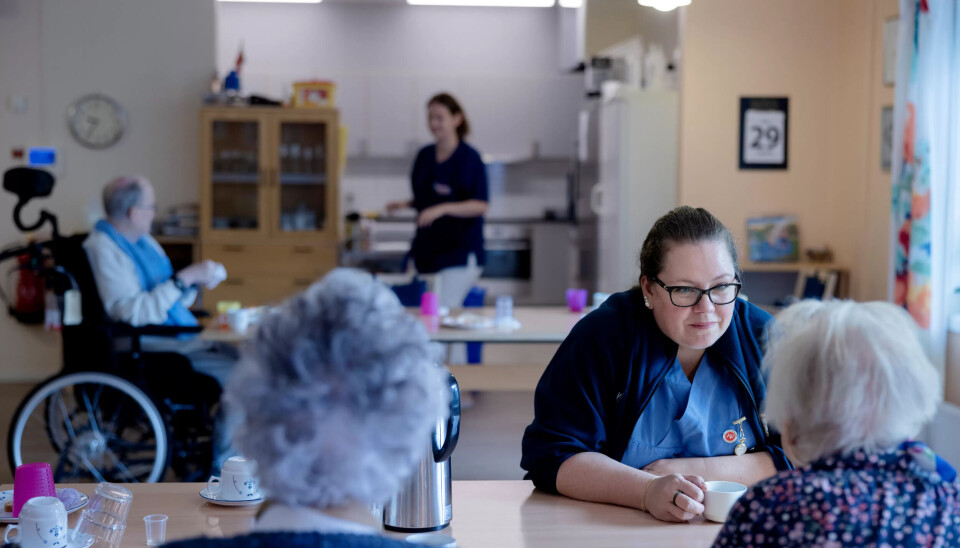 Helsefagarbeider Solveig Irene Skjerve er leder av Fagforbundet Fana. Hun frykter dårligere pensjon og mindre jobbsikkerhet dersom arbeidsplassen hennes blir satt ut på anbud. Helsefagarbeider Solveig Irene Skjerve er leder av Fagforbundet Fana. Hun frykter dårligere pensjon og mindre jobbsikkerhet dersom arbeidsplassen hennes blir satt ut på anbud.