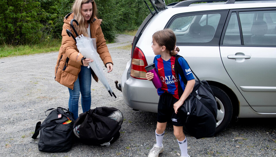FOTBALLMAMMA: Alle de tre døtrene til Siv Kristin Tronsgård spiller fotball, pappaen er trener og hun selv er en del av apparatet. Da er det kjekt med bærehjelp fra minstedatter Isabell (7) når fotballutstyr skal fraktes fra parkeringsplassen til fotballban på Sunndalsøra. FOTBALLMAMMA: Alle de tre døtrene til Siv Kristin Tronsgård spiller fotball, pappaen er trener og hun selv er en del av apparatet. Da er det kjekt med bærehjelp fra minstedatter Isabell (7) når fotballutstyr skal fraktes fra parkeringsplassen til fotballban på Sunndalsøra.