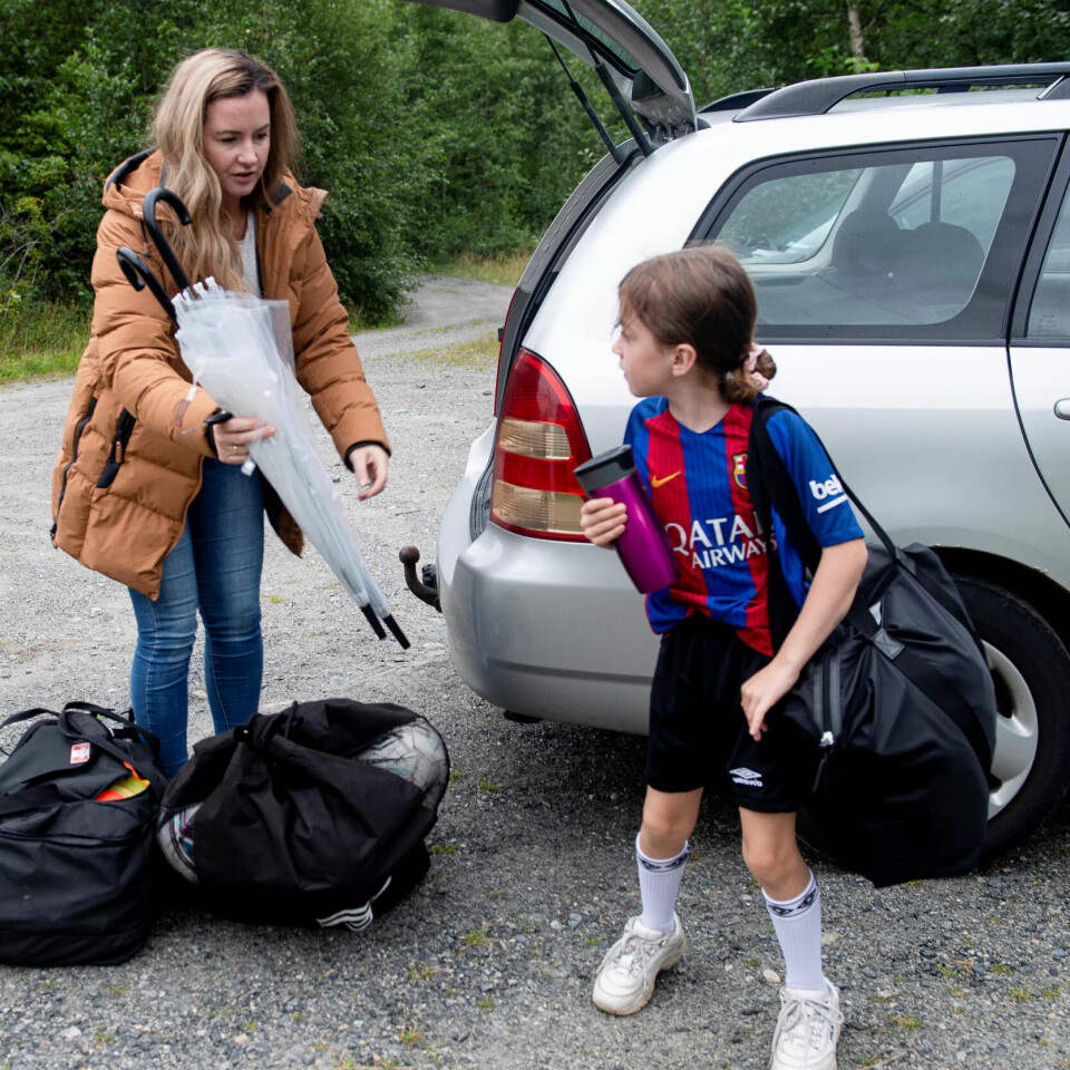 FOTBALLMAMMA: Alle de tre døtrene til Siv Kristin Tronsgård spiller fotball, pappaen er trener og hun selv er en del av apparatet. Da er det kjekt med bærehjelp fra minstedatter Isabell (7) når fotballutstyr skal fraktes fra parkeringsplassen til fotballban på Sunndalsøra. FOTBALLMAMMA: Alle de tre døtrene til Siv Kristin Tronsgård spiller fotball, pappaen er trener og hun selv er en del av apparatet. Da er det kjekt med bærehjelp fra minstedatter Isabell (7) når fotballutstyr skal fraktes fra parkeringsplassen til fotballban på Sunndalsøra.