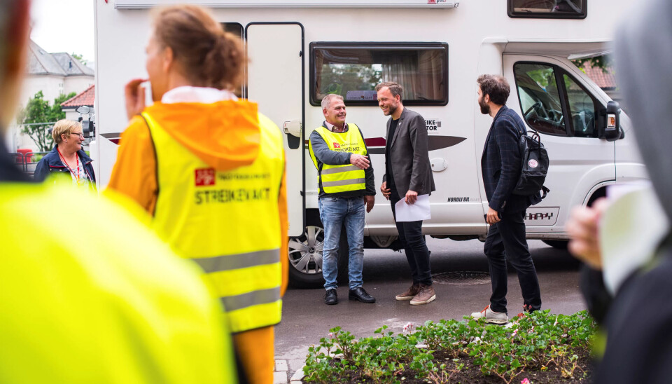 SV-leder Audun Lysbakken troppet opp foran Ullevål sykehus for å uttrykke støtte til de streikende. Her sammen med Bjørn W. Knudsen (t.v.), leder for Fagforbundet sykehus og helse, foran Fagforbundets mobile streikesenter. SV-leder Audun Lysbakken troppet opp foran Ullevål sykehus for å uttrykke støtte til de streikende. Her sammen med Bjørn W. Knudsen (t.v.), leder for Fagforbundet sykehus og helse, foran Fagforbundets mobile streikesenter.