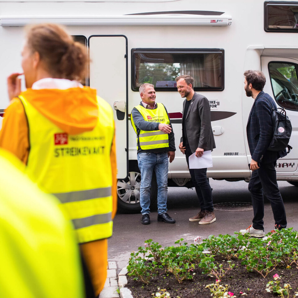 SV-leder Audun Lysbakken troppet opp foran Ullevål sykehus for å uttrykke støtte til de streikende. Her sammen med Bjørn W. Knudsen (t.v.), leder for Fagforbundet sykehus og helse, foran Fagforbundets mobile streikesenter. SV-leder Audun Lysbakken troppet opp foran Ullevål sykehus for å uttrykke støtte til de streikende. Her sammen med Bjørn W. Knudsen (t.v.), leder for Fagforbundet sykehus og helse, foran Fagforbundets mobile streikesenter.
