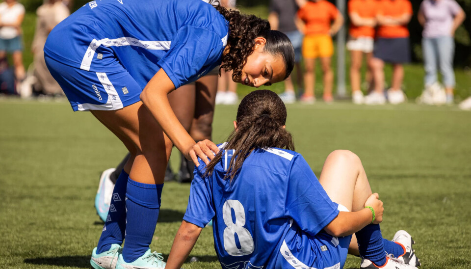 FAIRPLAY: Janna (13) sjekker at om lagkameraten Mayar (13) kan fortsette å spille, etter et sammenstøt med en spiller fra motstanderlaget. FAIRPLAY: Janna (13) sjekker at om lagkameraten Mayar (13) kan fortsette å spille, etter et sammenstøt med en spiller fra motstanderlaget.