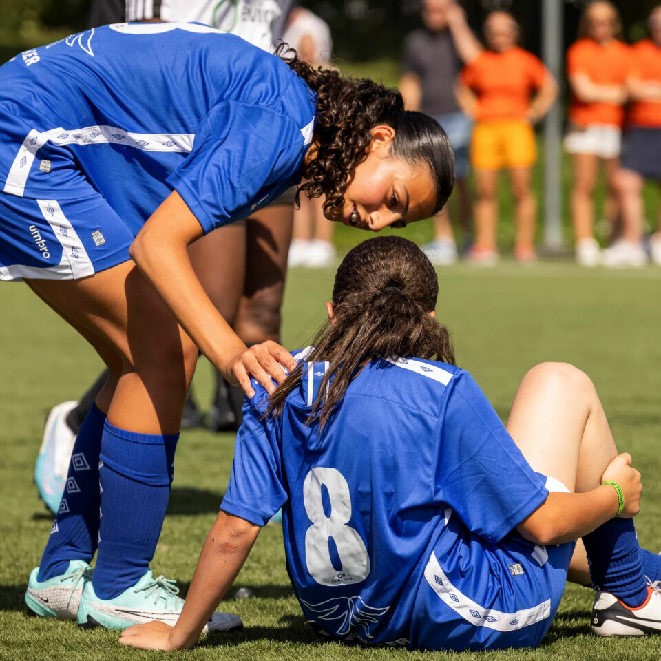 FAIRPLAY: Janna (13) sjekker at om lagkameraten Mayar (13) kan fortsette å spille, etter et sammenstøt med en spiller fra motstanderlaget. FAIRPLAY: Janna (13) sjekker at om lagkameraten Mayar (13) kan fortsette å spille, etter et sammenstøt med en spiller fra motstanderlaget.