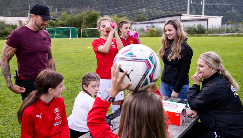 MEST JENTER: Fotball er en idrett som står sterkt i Sunndal, og det satses på jentefotballen. Oppmann Lisbeth Kristoffersen (til høyre) var på foreldremøtet for 2014-kullet før trening. – Det var 35 som møtte opp og det er veldig bra. Og det var flest jenter, sier hun oppglødd. MEST JENTER: Fotball er en idrett som står sterkt i Sunndal, og det satses på jentefotballen. Oppmann Lisbeth Kristoffersen (til høyre) var på foreldremøtet for 2014-kullet før trening. – Det var 35 som møtte opp og det er veldig bra. Og det var flest jenter, sier hun oppglødd.