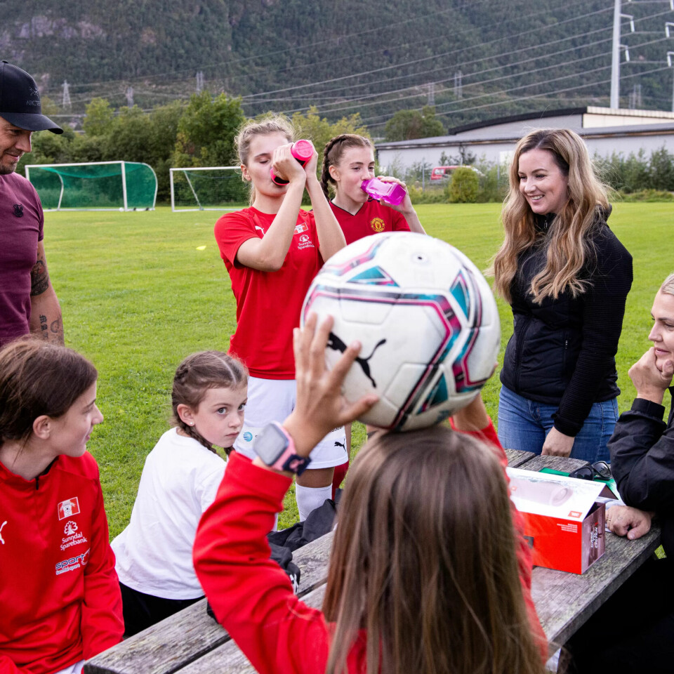 MEST JENTER: Fotball er en idrett som står sterkt i Sunndal, og det satses på jentefotballen. Oppmann Lisbeth Kristoffersen (til høyre) var på foreldremøtet for 2014-kullet før trening. – Det var 35 som møtte opp og det er veldig bra. Og det var flest jenter, sier hun oppglødd. MEST JENTER: Fotball er en idrett som står sterkt i Sunndal, og det satses på jentefotballen. Oppmann Lisbeth Kristoffersen (til høyre) var på foreldremøtet for 2014-kullet før trening. – Det var 35 som møtte opp og det er veldig bra. Og det var flest jenter, sier hun oppglødd.