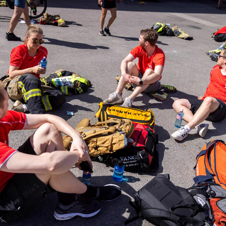 OPPVARMING 1: Når 135 brannfolk skal organiseres til 15 ulike vekslinger, medfører det litt ventetid. Mens noen trekker ut i skyggen, holder Indre Østfold Brann og Redning seg i sola. – Oppvarming kalles det, spøker Torunn Skau. OPPVARMING 1: Når 135 brannfolk skal organiseres til 15 ulike vekslinger, medfører det litt ventetid. Mens noen trekker ut i skyggen, holder Indre Østfold Brann og Redning seg i sola. – Oppvarming kalles det, spøker Torunn Skau.