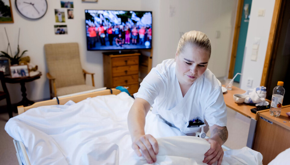Assistent Benedicte Fjeld brer dynen over en beboer. – Det snakkes om at det er så mye varmere hender i det private. Men hendene har et større sikkerhetsnett rundt seg når du er i kommunal regi, sier kollega og tillitsvalgt Solveig Irene Skjerve. Assistent Benedicte Fjeld brer dynen over en beboer. – Det snakkes om at det er så mye varmere hender i det private. Men hendene har et større sikkerhetsnett rundt seg når du er i kommunal regi, sier kollega og tillitsvalgt Solveig Irene Skjerve.