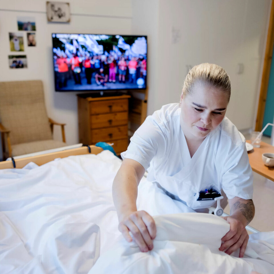 Assistent Benedicte Fjeld brer dynen over en beboer. – Det snakkes om at det er så mye varmere hender i det private. Men hendene har et større sikkerhetsnett rundt seg når du er i kommunal regi, sier kollega og tillitsvalgt Solveig Irene Skjerve. Assistent Benedicte Fjeld brer dynen over en beboer. – Det snakkes om at det er så mye varmere hender i det private. Men hendene har et større sikkerhetsnett rundt seg når du er i kommunal regi, sier kollega og tillitsvalgt Solveig Irene Skjerve.
