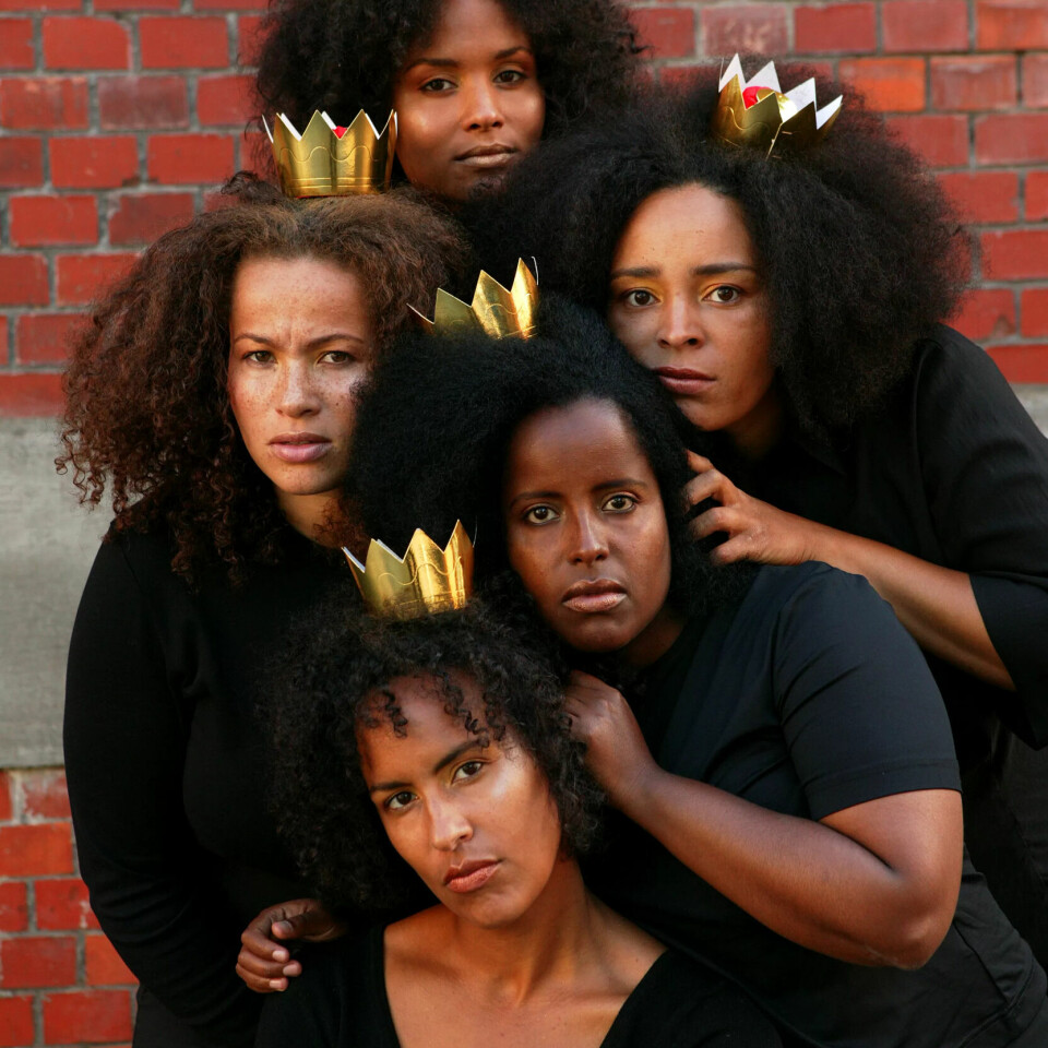REISTE RUNDT: En viktig del av livet til Kvam er Queendom, her i 2005. på bildet ses Haddy Njie (øverst) Monica Ifejilika (tv), Isabell Seerling (t.h), Hannah Wozene Kvam, Asta Busingye (nederst). REISTE RUNDT: En viktig del av livet til Kvam er Queendom, her i 2005. på bildet ses Haddy Njie (øverst) Monica Ifejilika (tv), Isabell Seerling (t.h), Hannah Wozene Kvam, Asta Busingye (nederst).