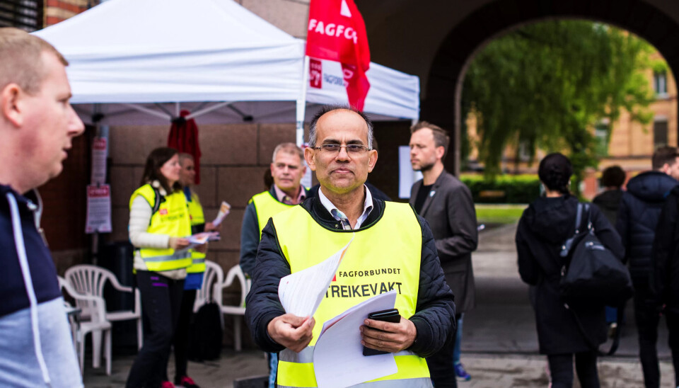 Shahid Dar, seksjonsleder regnskap for Rikshospitalet og Ullevål sykehus, streiker for første gang på 30 år i jobben. Shahid Dar, seksjonsleder regnskap for Rikshospitalet og Ullevål sykehus, streiker for første gang på 30 år i jobben.