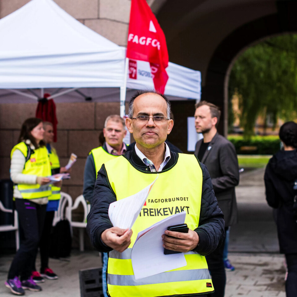Shahid Dar, seksjonsleder regnskap for Rikshospitalet og Ullevål sykehus, streiker for første gang på 30 år i jobben. Shahid Dar, seksjonsleder regnskap for Rikshospitalet og Ullevål sykehus, streiker for første gang på 30 år i jobben.