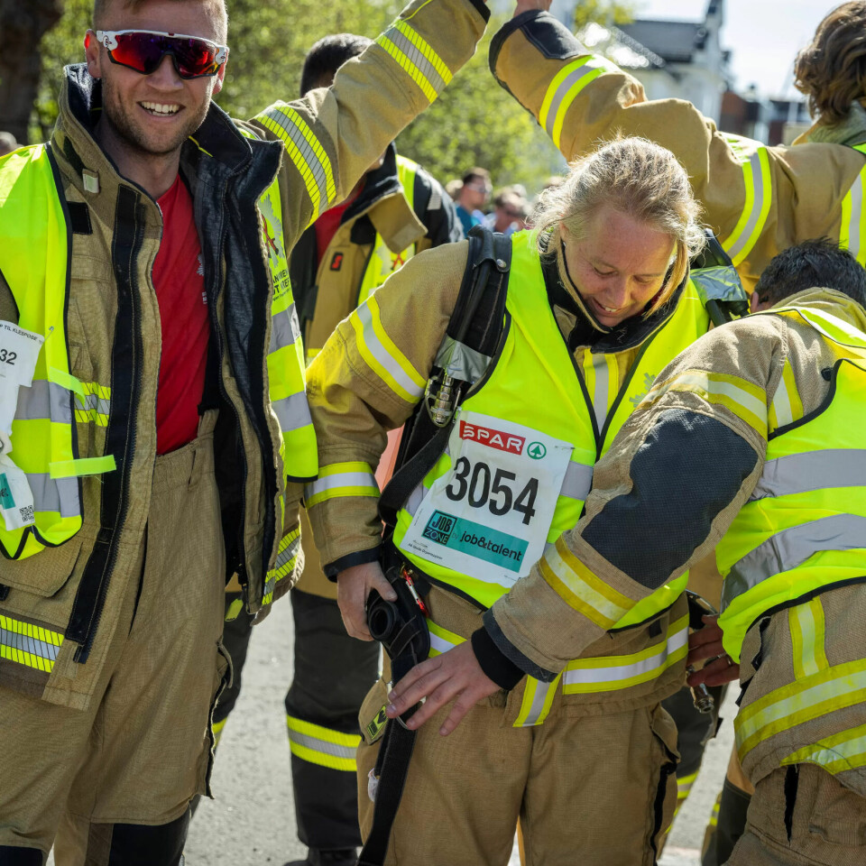 VEKSLINGSTRØBBEL: Når ni oksygentanker i rosa trekk skal veksles sammen med stafettpinnene, kan det by på kaos i feltet. Brannmennene løp 18.450 meter på rundt 1 time og 48 minutter. VEKSLINGSTRØBBEL: Når ni oksygentanker i rosa trekk skal veksles sammen med stafettpinnene, kan det by på kaos i feltet. Brannmennene løp 18.450 meter på rundt 1 time og 48 minutter.