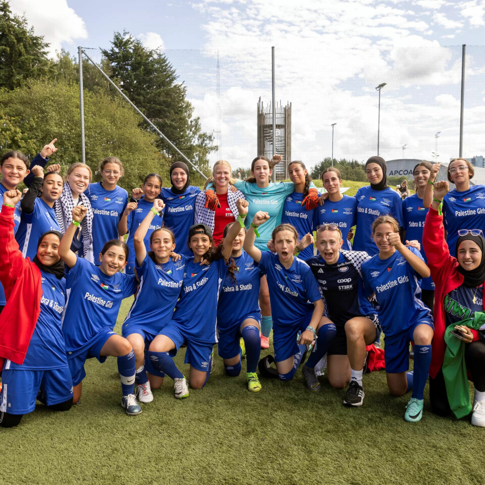 OSLO: Kampklare jenter fra Øst-Jerusalem og flyktningeleire, sammen med Michaela Kovacs, Jalen Tompkins og Olaug Tvedten fra Vålerengas Toppserie, på Valle Hovin, dag 3 i Norway Cup. OSLO: Kampklare jenter fra Øst-Jerusalem og flyktningeleire, sammen med Michaela Kovacs, Jalen Tompkins og Olaug Tvedten fra Vålerengas Toppserie, på Valle Hovin, dag 3 i Norway Cup.