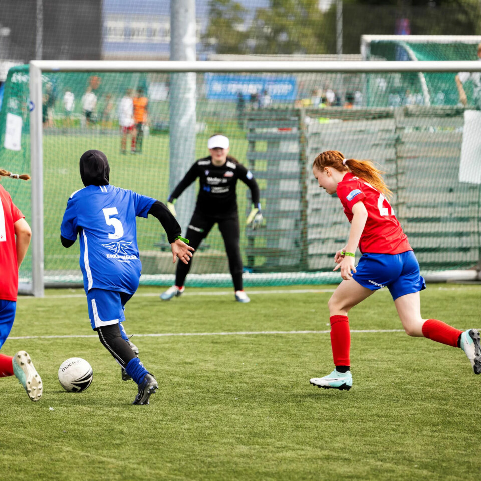 MÅL: Mira (13), som til vanlig bor i en palestinsk flyktningleir, på vei til å sette sitt første mål i Norway Cup. MÅL: Mira (13), som til vanlig bor i en palestinsk flyktningleir, på vei til å sette sitt første mål i Norway Cup.
