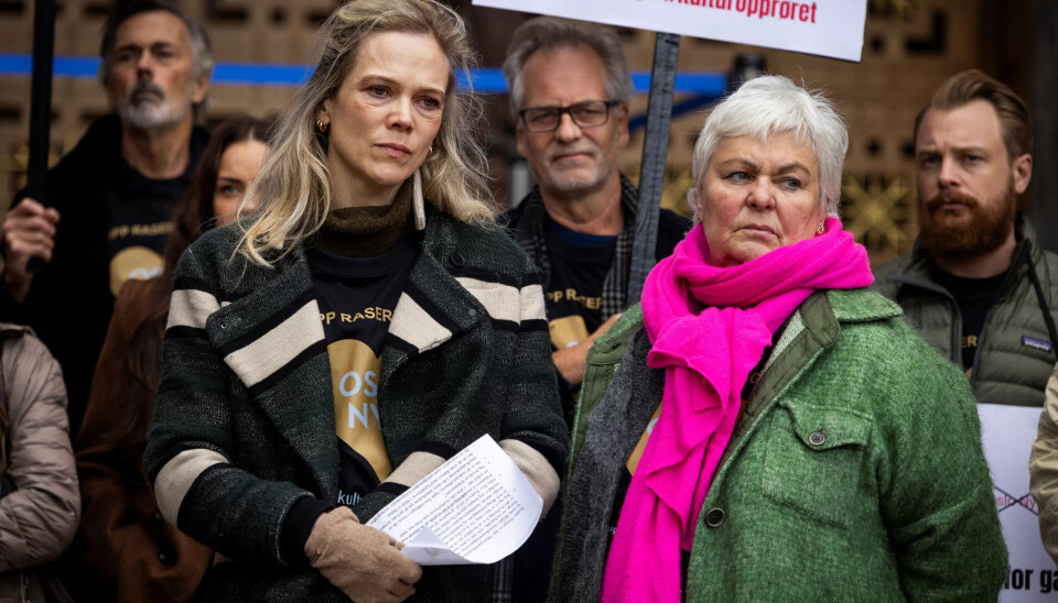 ØDELEGGER TEATERMILJØET: Skuespillerne Ane Dahl Torp og Ellen Horn holdt begge appeller utenfor Oslo Rådhus før de hørte på spørretimen. Begge frykter at landet blir fattigere hvis Oslo Nye Teater forsvinner. ØDELEGGER TEATERMILJØET: Skuespillerne Ane Dahl Torp og Ellen Horn holdt begge appeller utenfor Oslo Rådhus før de hørte på spørretimen. Begge frykter at landet blir fattigere hvis Oslo Nye Teater forsvinner.