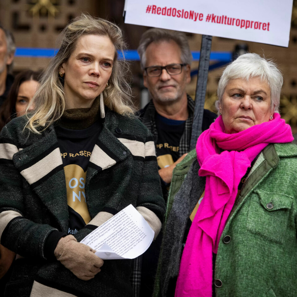 ØDELEGGER TEATERMILJØET: Skuespillerne Ane Dahl Torp og Ellen Horn holdt begge appeller utenfor Oslo Rådhus før de hørte på spørretimen. Begge frykter at landet blir fattigere hvis Oslo Nye Teater forsvinner. ØDELEGGER TEATERMILJØET: Skuespillerne Ane Dahl Torp og Ellen Horn holdt begge appeller utenfor Oslo Rådhus før de hørte på spørretimen. Begge frykter at landet blir fattigere hvis Oslo Nye Teater forsvinner.