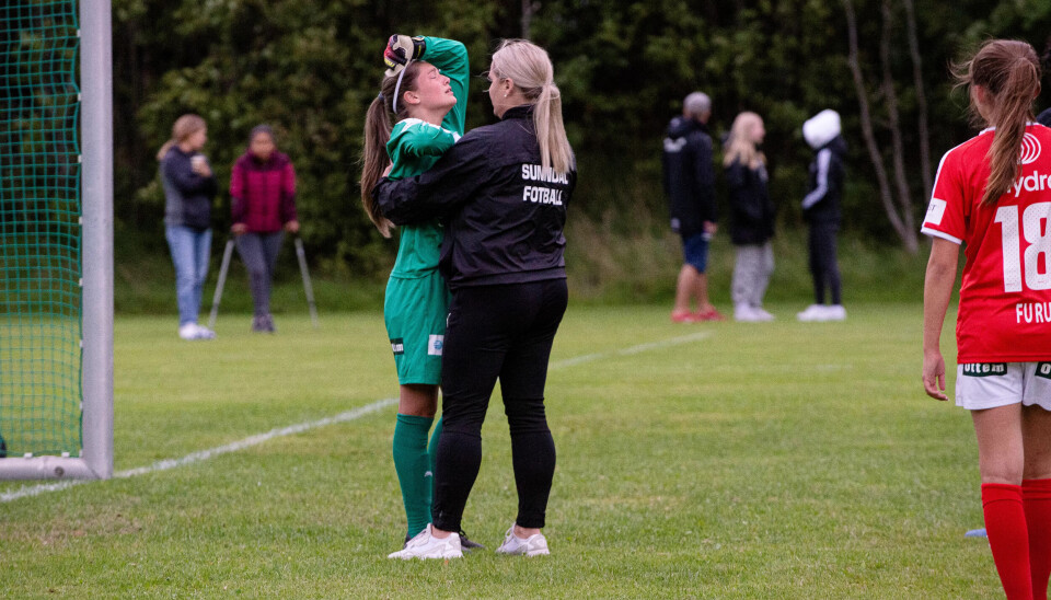 SMERTER: Keeper Stine Wirum går ut for å avverge et angrep og får ballen i ansiktet fra nært hold. Etter kampen faller hun sammen og blir sendt til legevakten. Der finner de ut at hun har fått en hjernerystelse. SMERTER: Keeper Stine Wirum går ut for å avverge et angrep og får ballen i ansiktet fra nært hold. Etter kampen faller hun sammen og blir sendt til legevakten. Der finner de ut at hun har fått en hjernerystelse.