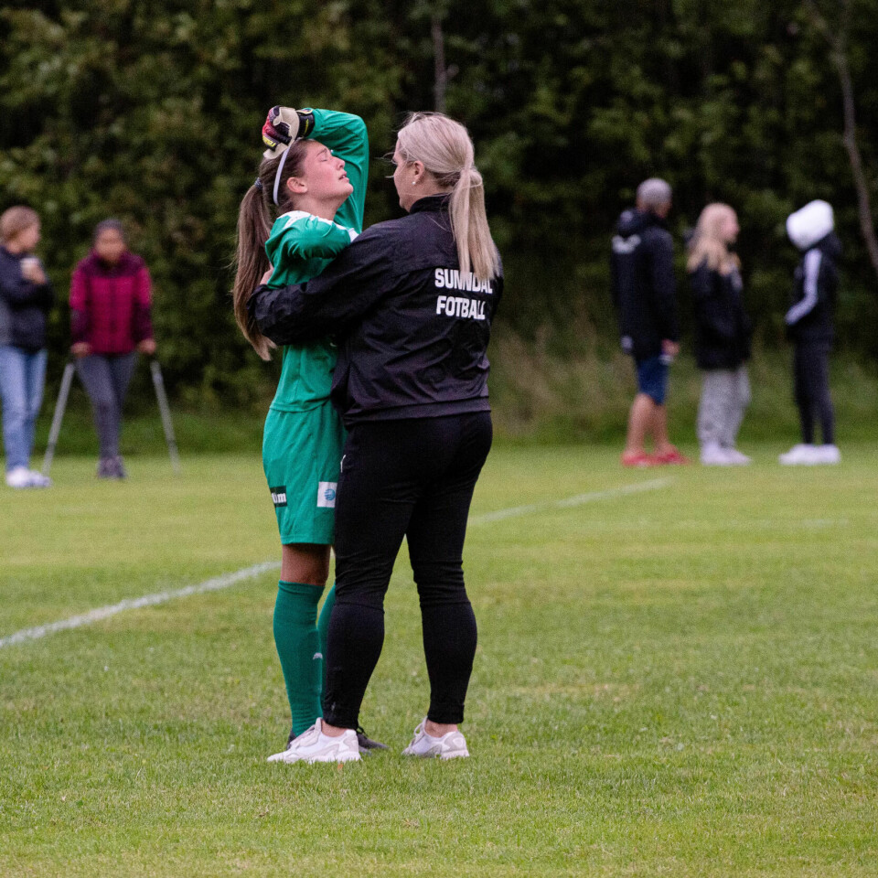 SMERTER: Keeper Stine Wirum går ut for å avverge et angrep og får ballen i ansiktet fra nært hold. Etter kampen faller hun sammen og blir sendt til legevakten. Der finner de ut at hun har fått en hjernerystelse. SMERTER: Keeper Stine Wirum går ut for å avverge et angrep og får ballen i ansiktet fra nært hold. Etter kampen faller hun sammen og blir sendt til legevakten. Der finner de ut at hun har fått en hjernerystelse.