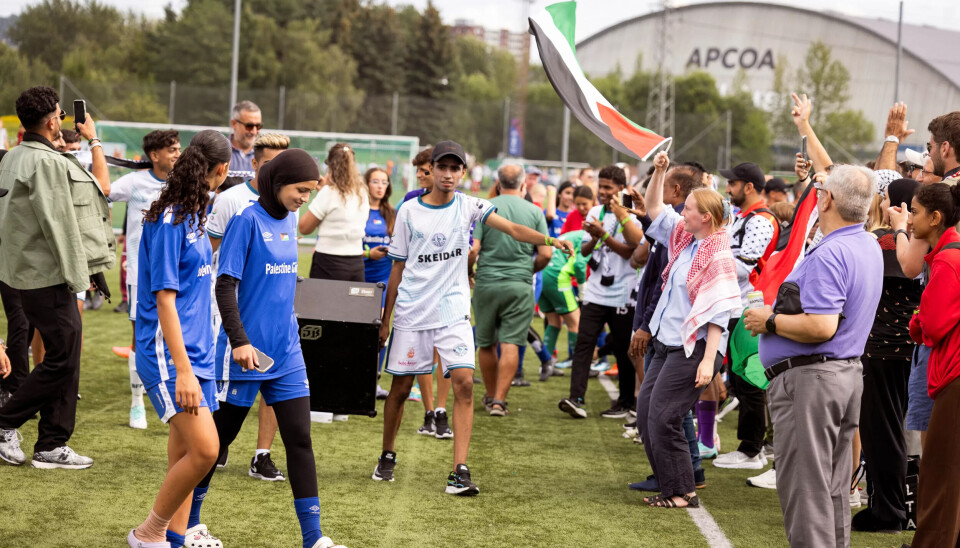 NYE VENNER: Når «Sabra & Shatila» spiller senere på dagen, kommer et vennskapslaget «Better Future Pakistan» bestående av 15-årige gutter fra Pakistan, for å støtte dem. Siden de reiste sammen fra Istanbul og vært sammen på fritiden, har de rukket å bli godt kjent. NYE VENNER: Når «Sabra & Shatila» spiller senere på dagen, kommer et vennskapslaget «Better Future Pakistan» bestående av 15-årige gutter fra Pakistan, for å støtte dem. Siden de reiste sammen fra Istanbul og vært sammen på fritiden, har de rukket å bli godt kjent.