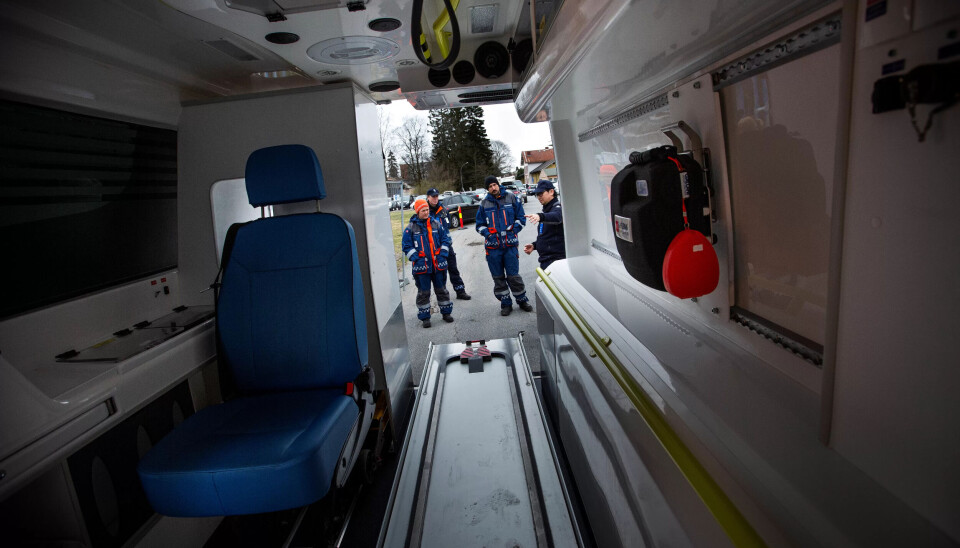 OPPLÆRING: – Alt inventar i ambulansen skal desinfiseres. Ikke glem hjertestarteren, sier Jens Henrik Strande. Tonje Skeie Bakke, Per Oldervik og Alf Ollett følger nøye med. OPPLÆRING: – Alt inventar i ambulansen skal desinfiseres. Ikke glem hjertestarteren, sier Jens Henrik Strande. Tonje Skeie Bakke, Per Oldervik og Alf Ollett følger nøye med.