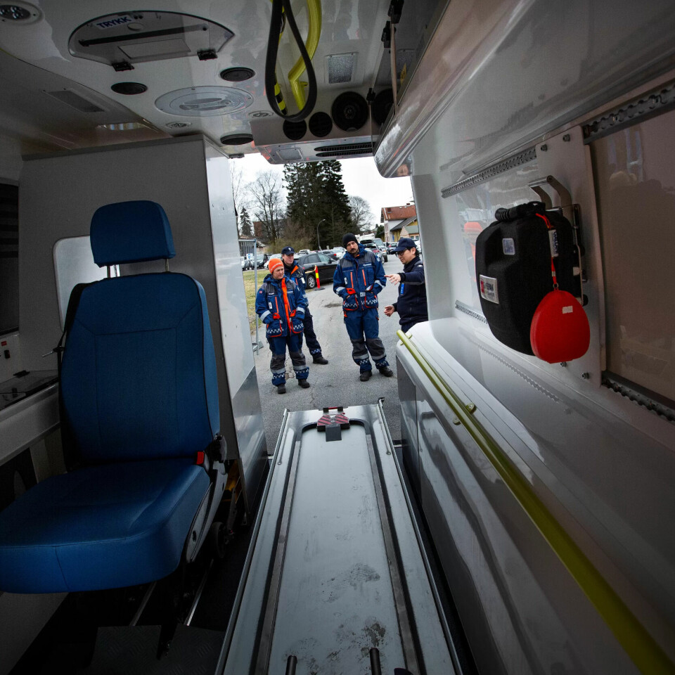 OPPLÆRING: – Alt inventar i ambulansen skal desinfiseres. Ikke glem hjertestarteren, sier Jens Henrik Strande. Tonje Skeie Bakke, Per Oldervik og Alf Ollett følger nøye med. OPPLÆRING: – Alt inventar i ambulansen skal desinfiseres. Ikke glem hjertestarteren, sier Jens Henrik Strande. Tonje Skeie Bakke, Per Oldervik og Alf Ollett følger nøye med.
