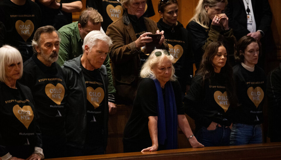LITE HÅP I SIKTE: Skuespiller Lise Fjeldstad er ikke mye optimist her hun står mellom Kim Haugen og Agnes Kittelsen. LITE HÅP I SIKTE: Skuespiller Lise Fjeldstad er ikke mye optimist her hun står mellom Kim Haugen og Agnes Kittelsen.