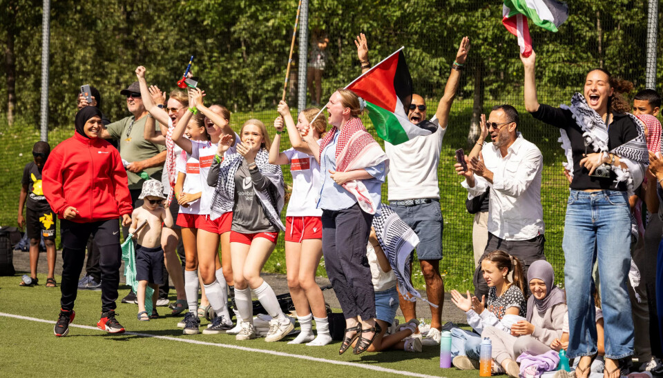 HEIAGJENG: Trener Layal Hammoudeh står ikke alene på sidelinja. Et jentelag fra Vestlandet har også kommet for å heie. HEIAGJENG: Trener Layal Hammoudeh står ikke alene på sidelinja. Et jentelag fra Vestlandet har også kommet for å heie.