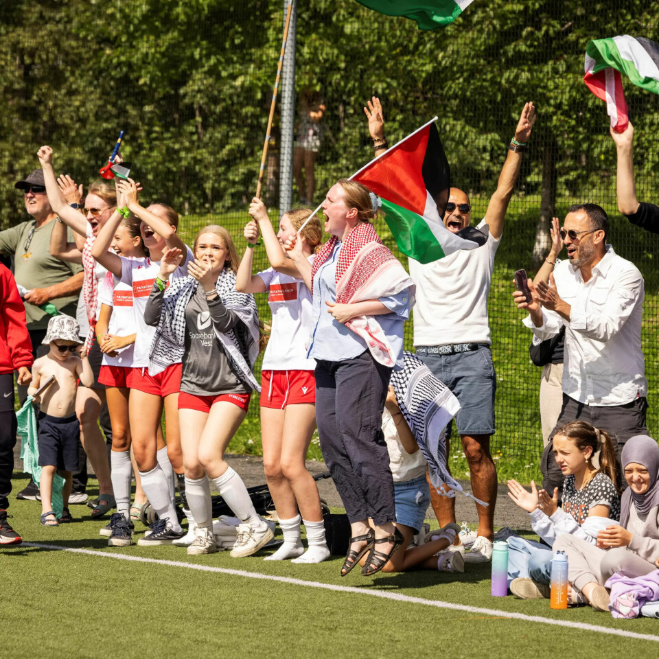 HEIAGJENG: Trener Layal Hammoudeh står ikke alene på sidelinja. Et jentelag fra Vestlandet har også kommet for å heie. HEIAGJENG: Trener Layal Hammoudeh står ikke alene på sidelinja. Et jentelag fra Vestlandet har også kommet for å heie.
