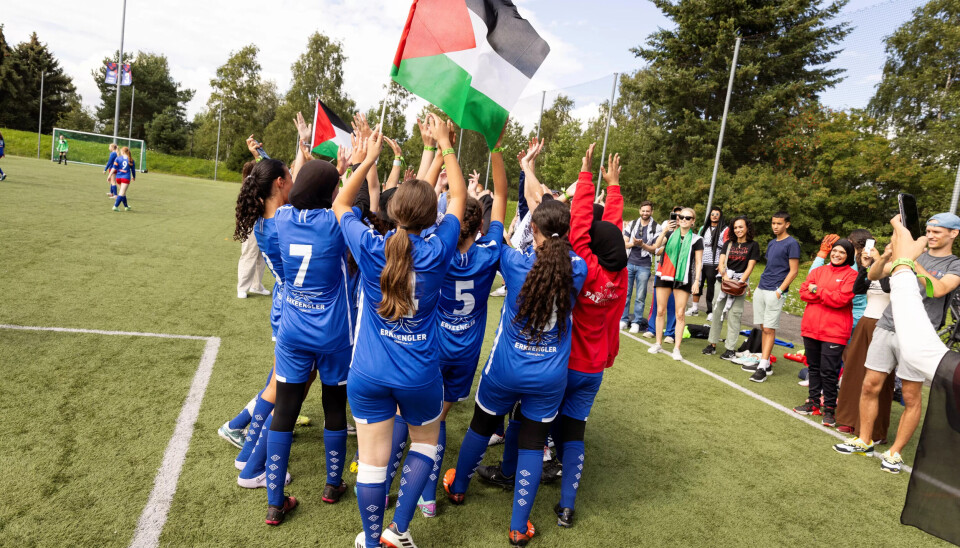 VINNERE: Når seieren 2 – 0 er sikret for «Palestine Girls», bryter jentene ut i jubel. VINNERE: Når seieren 2 – 0 er sikret for «Palestine Girls», bryter jentene ut i jubel.