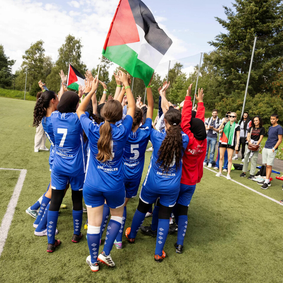 VINNERE: Når seieren 2 – 0 er sikret for «Palestine Girls», bryter jentene ut i jubel. VINNERE: Når seieren 2 – 0 er sikret for «Palestine Girls», bryter jentene ut i jubel.
