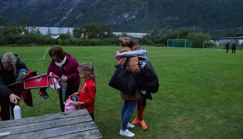 LANG DAG: Mathilde har hatt migrene hele dagen, men fullførte likevel kampen. Klokken passerer ni på kvelden før hun rusler av banen. Da er det på plass med en god klem av mamma Siv Kristin. LANG DAG: Mathilde har hatt migrene hele dagen, men fullførte likevel kampen. Klokken passerer ni på kvelden før hun rusler av banen. Da er det på plass med en god klem av mamma Siv Kristin.