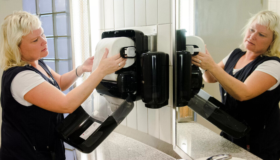 NESTEN ALDRI TOMT: Papirdispenserne ser akkurat som før, men det gjestene ikke vet er at de er utstyrt med en liten sensor som holder kontroll på hvor mye papir som er igjen. Renholder Lena Arnesveen fyller på en dispenser som lyste gult på nettbrettet. Den var halvtom. NESTEN ALDRI TOMT: Papirdispenserne ser akkurat som før, men det gjestene ikke vet er at de er utstyrt med en liten sensor som holder kontroll på hvor mye papir som er igjen. Renholder Lena Arnesveen fyller på en dispenser som lyste gult på nettbrettet. Den var halvtom.