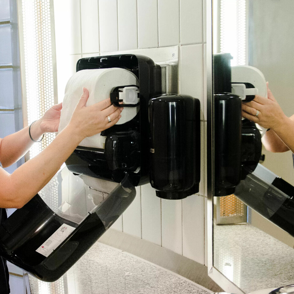 NESTEN ALDRI TOMT: Papirdispenserne ser akkurat som før, men det gjestene ikke vet er at de er utstyrt med en liten sensor som holder kontroll på hvor mye papir som er igjen. Renholder Lena Arnesveen fyller på en dispenser som lyste gult på nettbrettet. Den var halvtom. NESTEN ALDRI TOMT: Papirdispenserne ser akkurat som før, men det gjestene ikke vet er at de er utstyrt med en liten sensor som holder kontroll på hvor mye papir som er igjen. Renholder Lena Arnesveen fyller på en dispenser som lyste gult på nettbrettet. Den var halvtom.