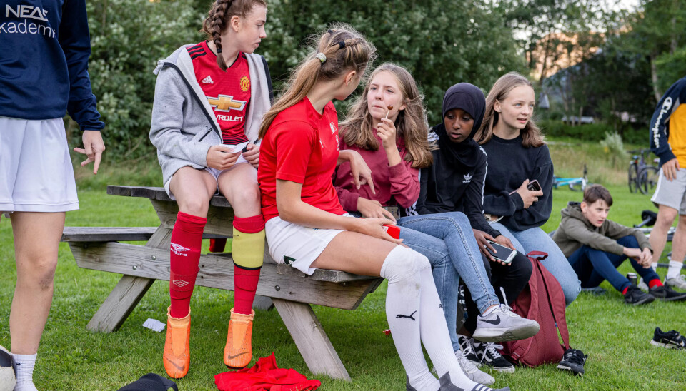 SOSIAL ARENA: Etter trening blir Mathilde igjen på fotballbanen, for å se en kamp og henge med venner. Her i prat med (fra venstre) Emma Hammerstrøm, Pernille Reiten, Sabrin Sharif og Hannah Semundseth. SOSIAL ARENA: Etter trening blir Mathilde igjen på fotballbanen, for å se en kamp og henge med venner. Her i prat med (fra venstre) Emma Hammerstrøm, Pernille Reiten, Sabrin Sharif og Hannah Semundseth.