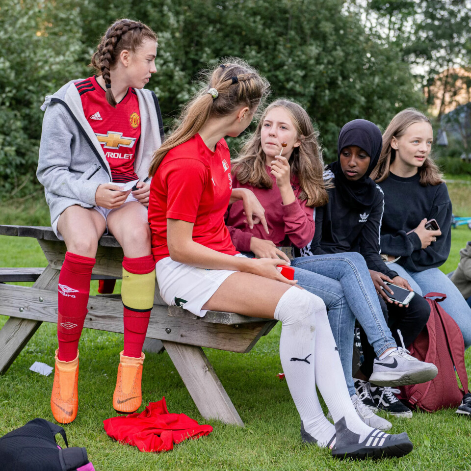 SOSIAL ARENA: Etter trening blir Mathilde igjen på fotballbanen, for å se en kamp og henge med venner. Her i prat med (fra venstre) Emma Hammerstrøm, Pernille Reiten, Sabrin Sharif og Hannah Semundseth. SOSIAL ARENA: Etter trening blir Mathilde igjen på fotballbanen, for å se en kamp og henge med venner. Her i prat med (fra venstre) Emma Hammerstrøm, Pernille Reiten, Sabrin Sharif og Hannah Semundseth.
