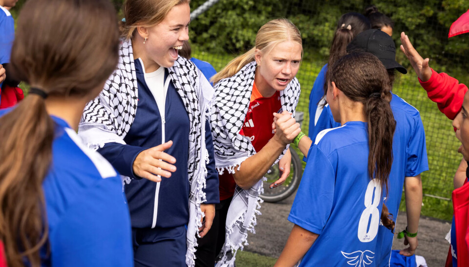 HURRA: Jalen Tompkins og Olaug Tvedten gratulerer Mayar og de andre «Palestine Girls» med «clean» seier. HURRA: Jalen Tompkins og Olaug Tvedten gratulerer Mayar og de andre «Palestine Girls» med «clean» seier.