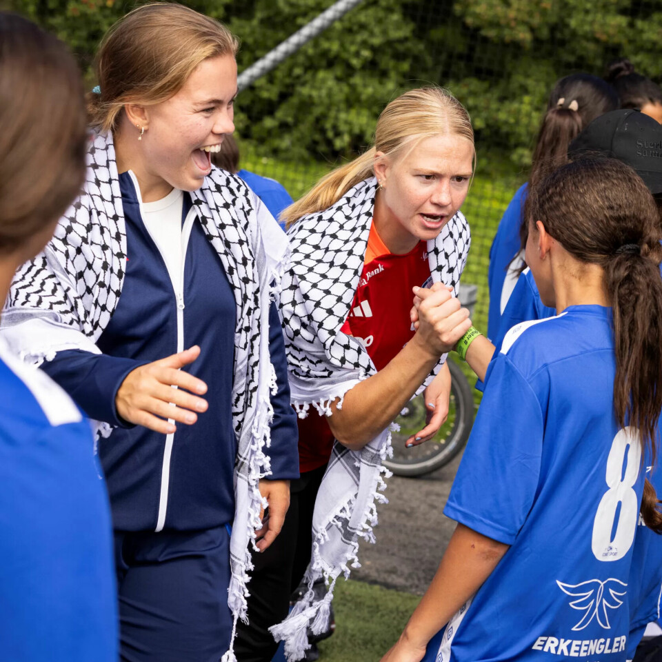 HURRA: Jalen Tompkins og Olaug Tvedten gratulerer Mayar og de andre «Palestine Girls» med «clean» seier. HURRA: Jalen Tompkins og Olaug Tvedten gratulerer Mayar og de andre «Palestine Girls» med «clean» seier.