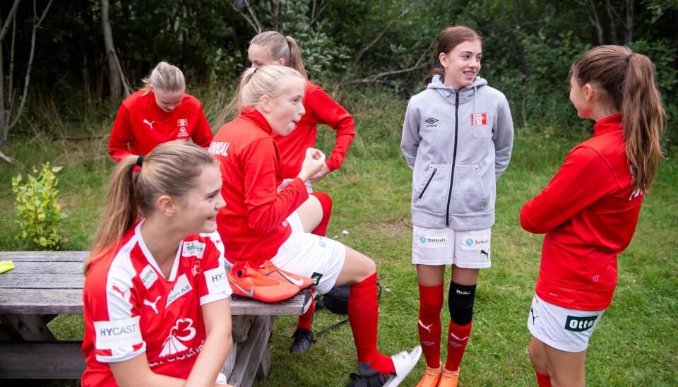 HOPPER OVER EN ÅRSKLASSE: Det var ikke nok spillere til at Sunndal IL kunne stille et J14-lag denne sesongen, derfor spiller Mathilde Olsen (14) og vennene på J15. – Det er synd at så mange jenter slutter, for det er så vidt vi greier å stille lag, sier hun. HOPPER OVER EN ÅRSKLASSE: Det var ikke nok spillere til at Sunndal IL kunne stille et J14-lag denne sesongen, derfor spiller Mathilde Olsen (14) og vennene på J15. – Det er synd at så mange jenter slutter, for det er så vidt vi greier å stille lag, sier hun.
