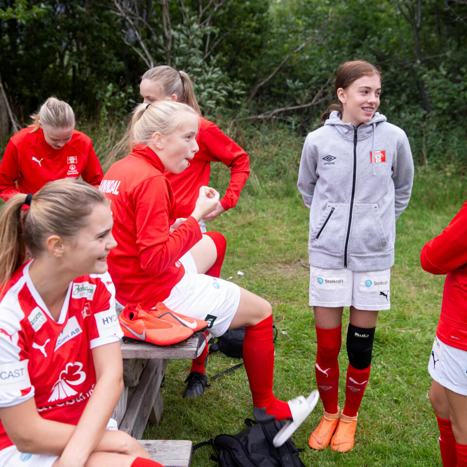 HOPPER OVER EN ÅRSKLASSE: Det var ikke nok spillere til at Sunndal IL kunne stille et J14-lag denne sesongen, derfor spiller Mathilde Olsen (14) og vennene på J15. – Det er synd at så mange jenter slutter, for det er så vidt vi greier å stille lag, sier hun. HOPPER OVER EN ÅRSKLASSE: Det var ikke nok spillere til at Sunndal IL kunne stille et J14-lag denne sesongen, derfor spiller Mathilde Olsen (14) og vennene på J15. – Det er synd at så mange jenter slutter, for det er så vidt vi greier å stille lag, sier hun.